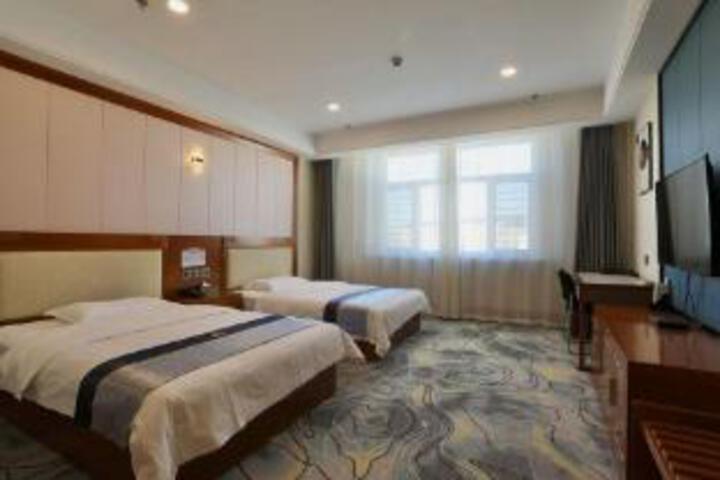 Room 8 of 9