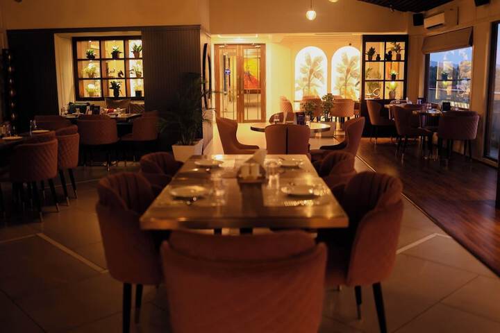 Dining 24 of 30
