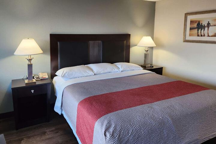 1 King Bed (2 of 12)