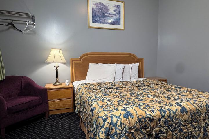 Comfort Room 1 King Bed (7 of 9)