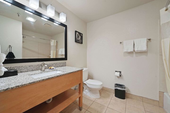 2 Queen Beds High Speed Internet Accessible Microwave and Refrigerator Safe Full Breakf (26 of 34)