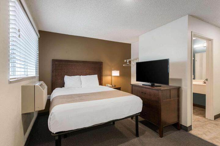 1 Queen Bed (13 of 15)