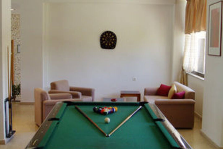 Lounge 28 of 44