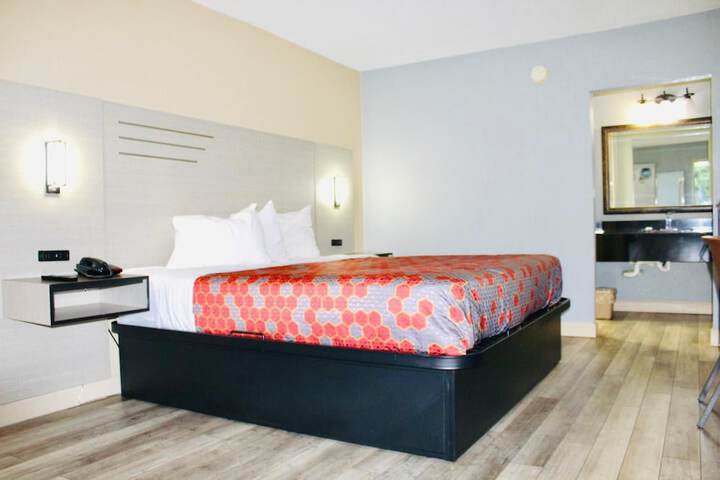 Room 10 of 16