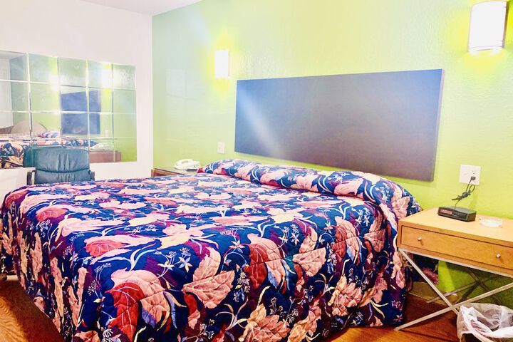 Room 9 of 18