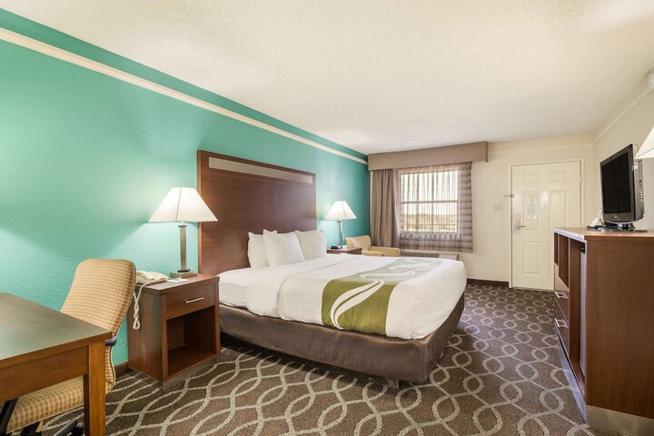 1 King Bed (5 of 13)
