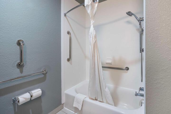 1 King Bed Pillow Top Mattress Flat Screen Television Microwave and Refrigerator Full Breakfast (3 of 14)