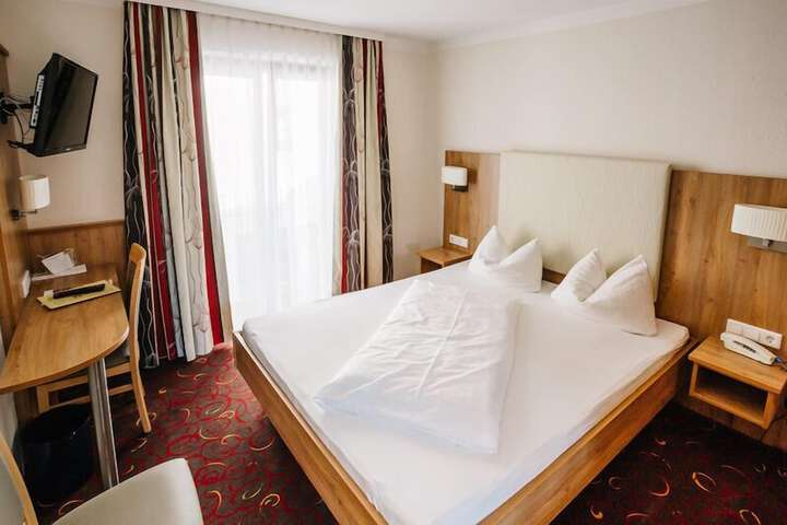 Room 5 of 33