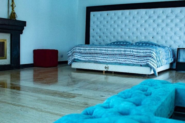 Room 2 of 16