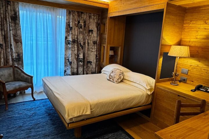 Room 83 of 172