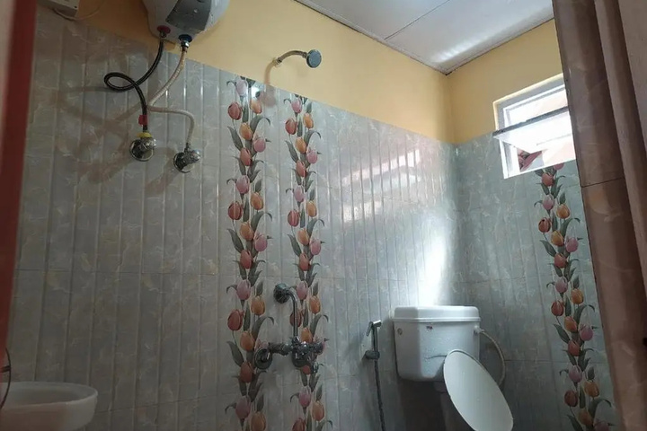 Room 4 of 8