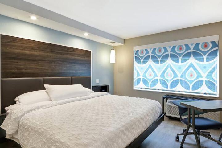 1 King Bed (3 of 12)