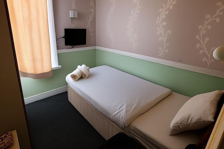 Room 14 of 33