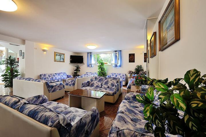 Lounge 57 of 63