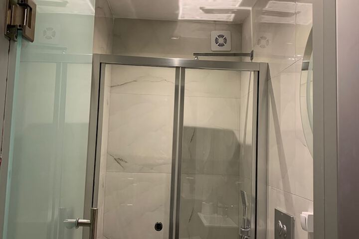 Room 4 of 9