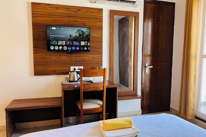Room 6 of 28