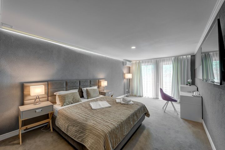 Room 10 of 34