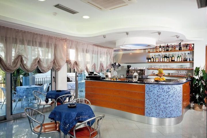 Lounge 7 of 15