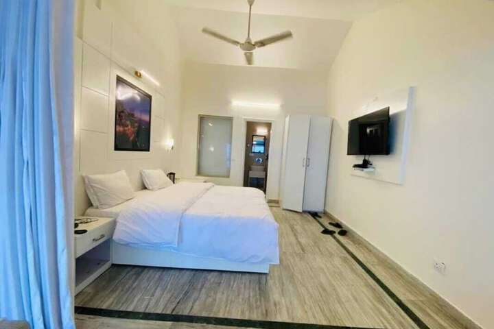 Room 10 of 22