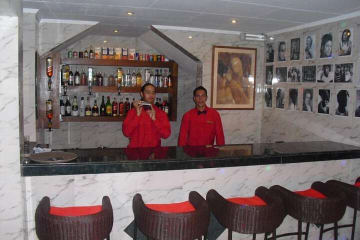 Lounge 55 of 98