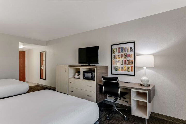 2 Queen Beds High Speed Internet Accessible Microwave, Refrigerator Full Breakfast (3 of 9)