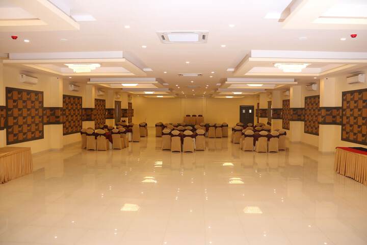 Ballroom/Hall 27 of 40