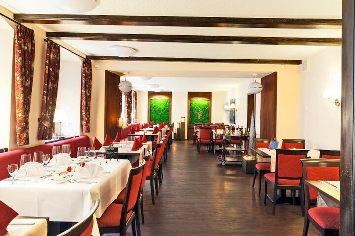 Dining 1 of 6