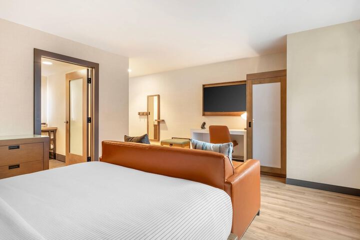 Room 32 of 82