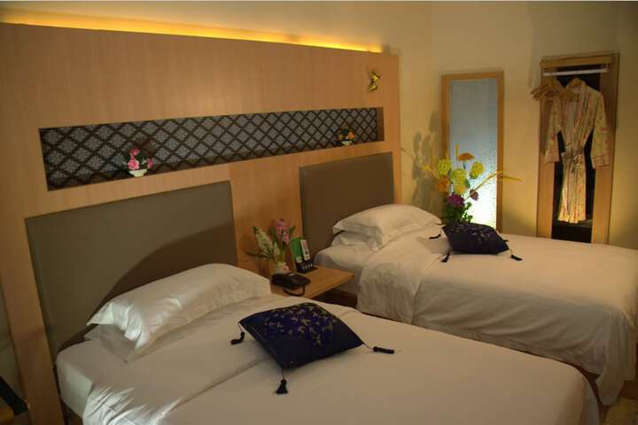 Room 12 of 18