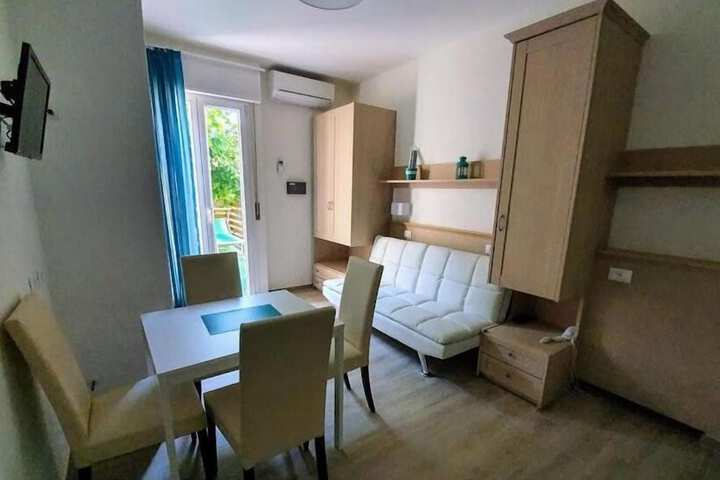 Room 27 of 61