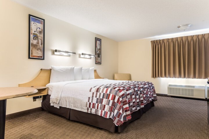 Deluxe King Bed Accessible (8 of 11)