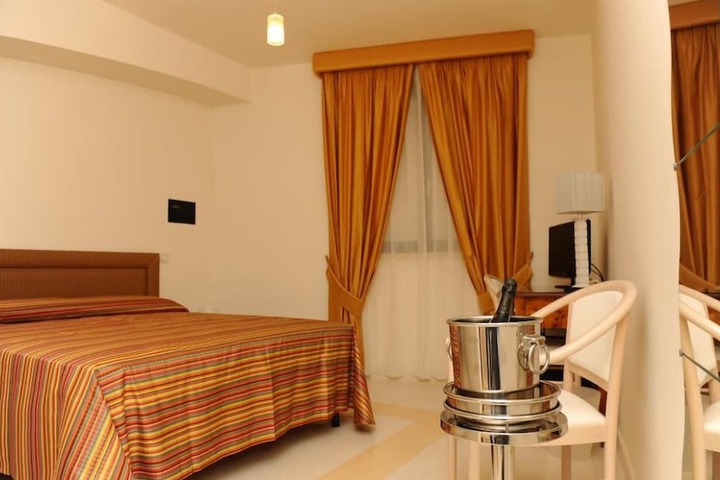 Room 5 of 14