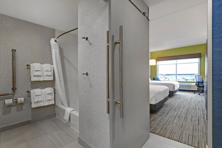 2 Queen Beds (1 of 15)