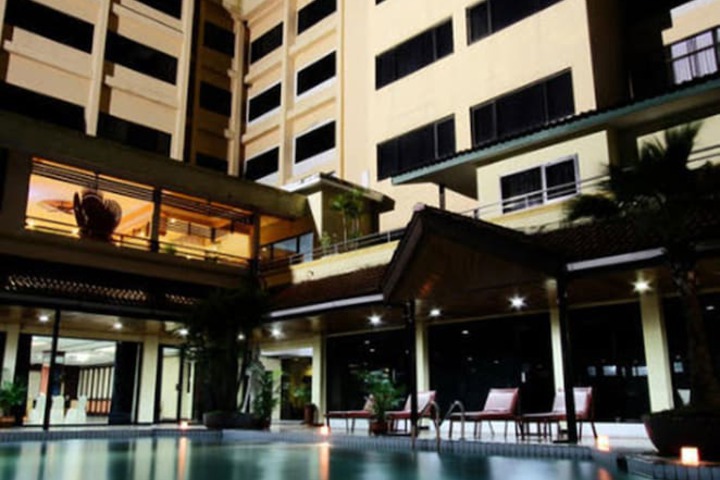 Hotel Pool