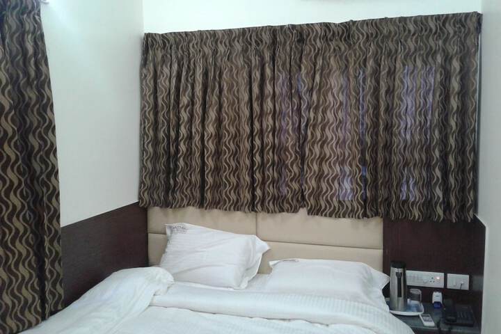 Room 4 of 12