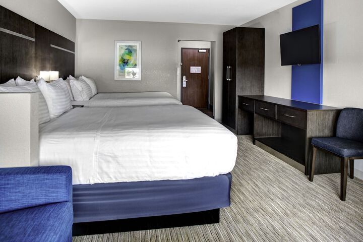 Suite 2 Queen Beds (2 of 2)