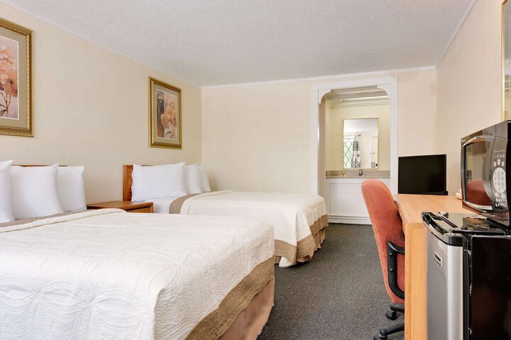 2 Double Beds (4 of 5)