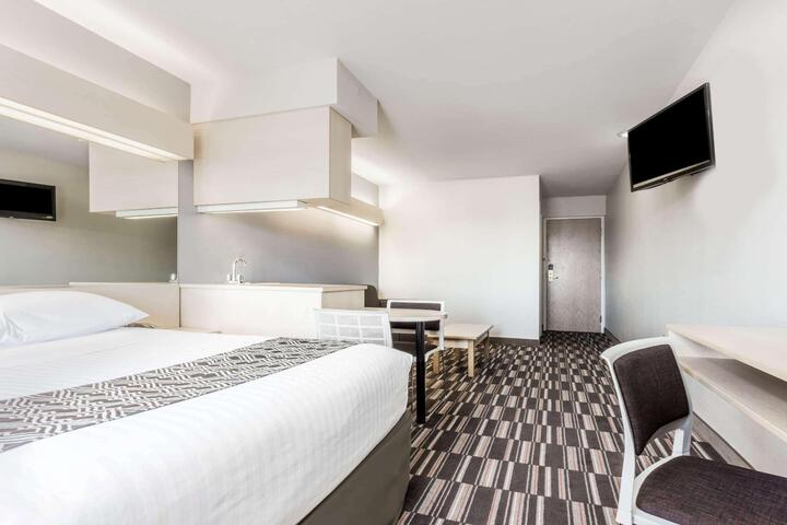 1 Queen Bed Accessible Room (8 of 15)