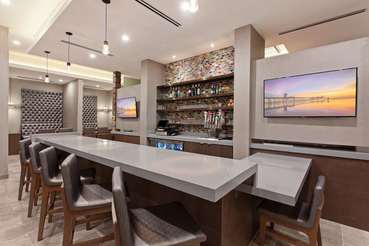 Lobby lounge