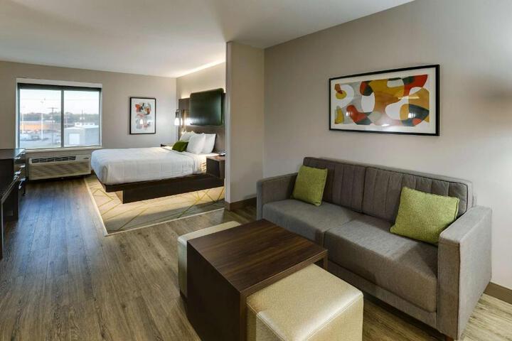 1 King Bed Pillow Top Mattress 2 Flat Screen Tvs Microwave and Refrigerator Sitting Area Sofa Full Breakfast (22 of 22)