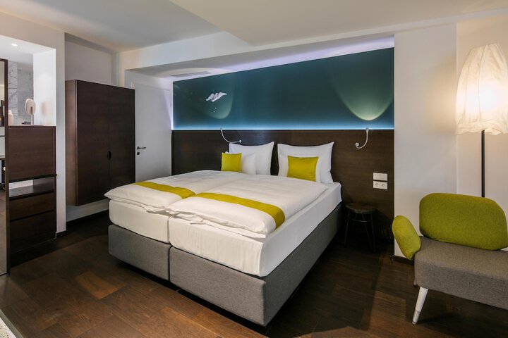 Room 27 of 93