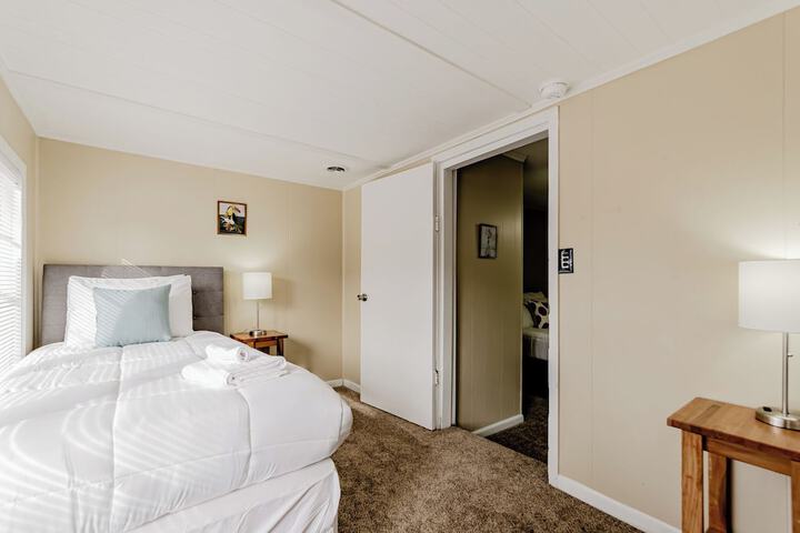 Room 2 of 27