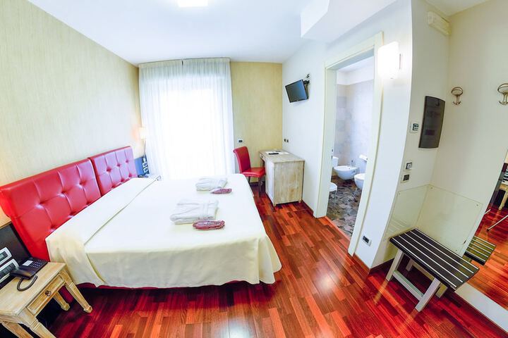Room 9 of 28