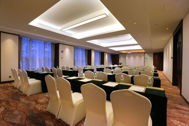 Ballroom/Hall 21 of 27