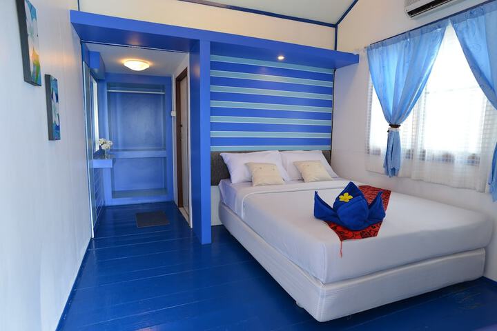 Room 2 of 77