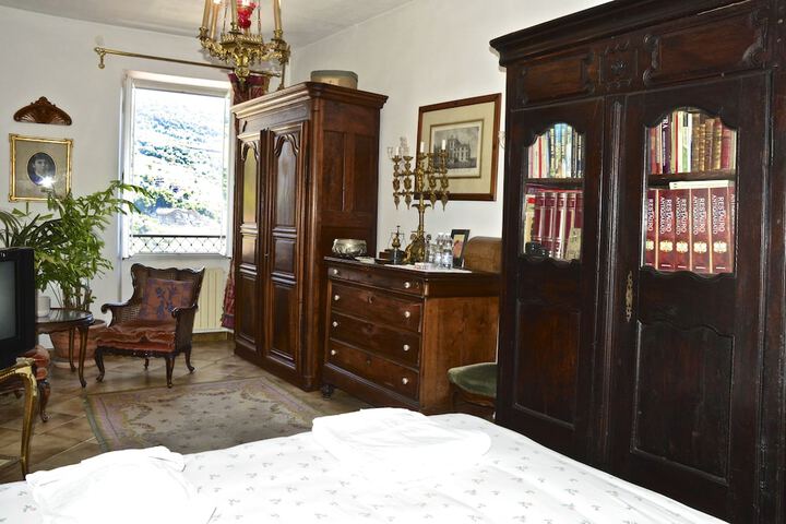 Room 3 of 32