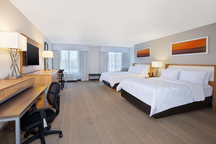 2 Queen Beds (3 of 8)