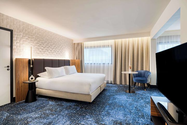 Room 27 of 153