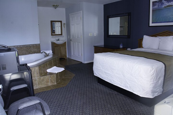 1 Queen Bed (12 of 15)