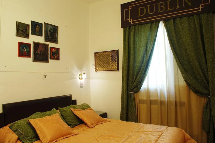 Room 5 of 9